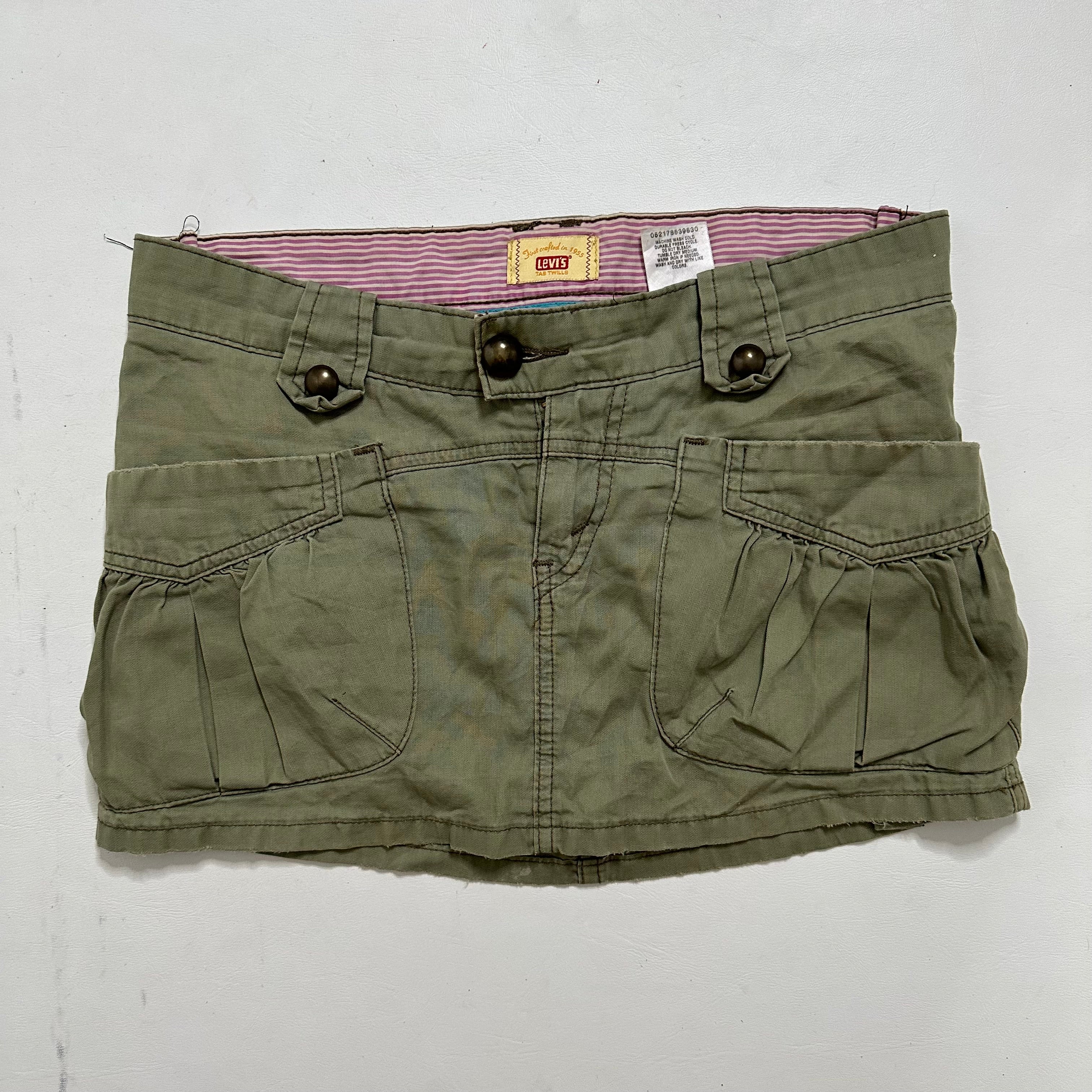 Levi’s 90s khaki cargo mini skirt