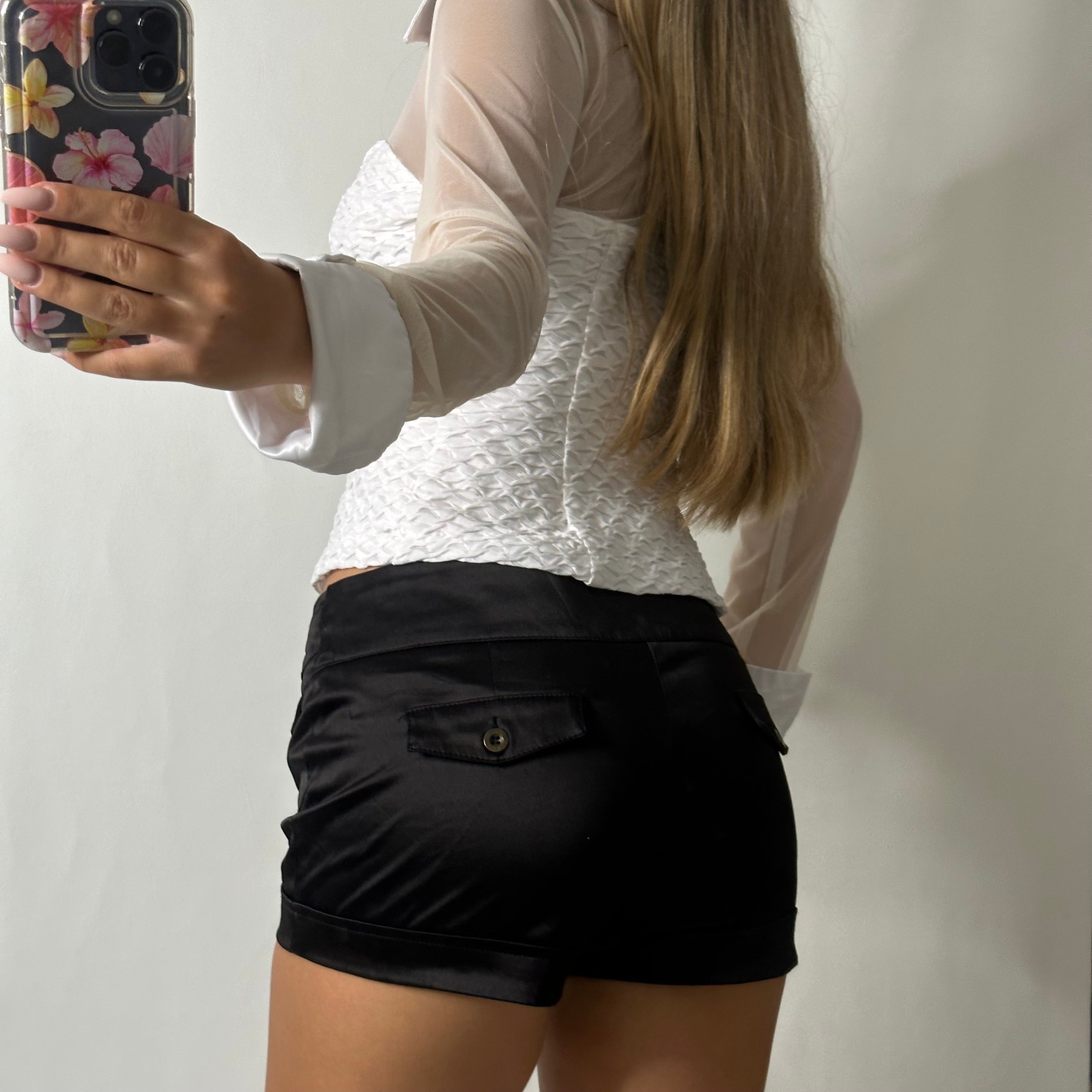 Mesh blouse with pointy collar