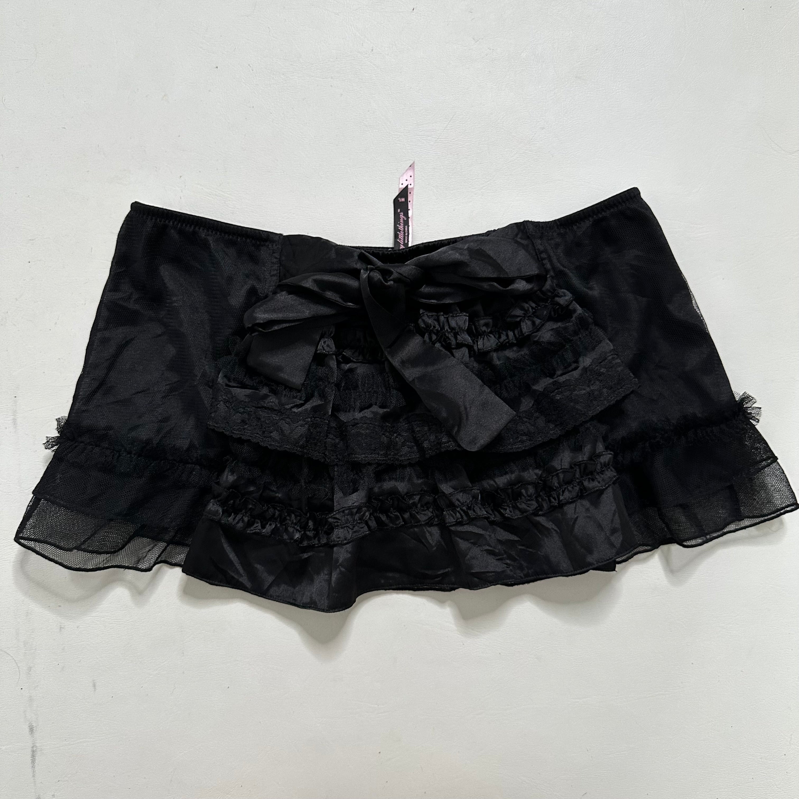 Viral Victoria’s Secret black low rise mini skirt with bow detail